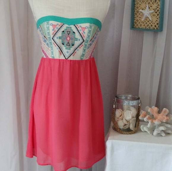 Flying Tomato Dresses & Skirts - Flying Tomato Strapless Mini Dress. Size S.